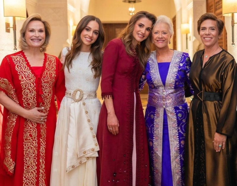 شاهد: الملكة رانيا تنشر صور من حفل حناء ابنتها إيمان بوجود "رجوة السيف" .. وتعلق: حنينا العروس