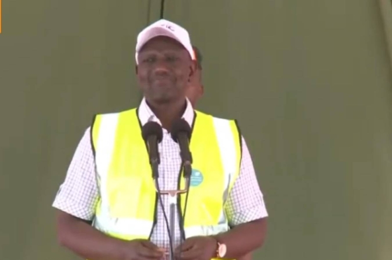 شاهد.. ردة فعل رئيس كينيا عند سماعه صوت الأذان أثناء إلقائه خطاباً
