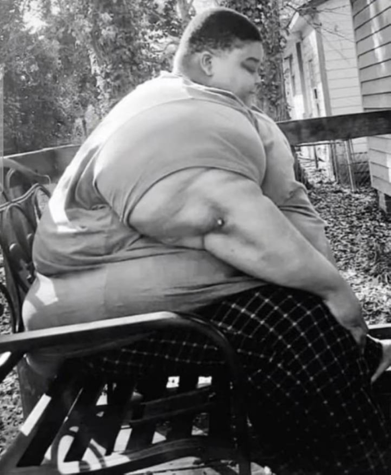 بعدما وصل لـ649 رطلاً.. شاهد: رجل "سمين" يخسر أكثر من نصف وزنه بدون أدوية ويكشف عن نظامه الغذائي 