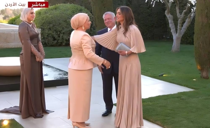 شاهد .. لحظة وصول زوجة السيسي وابنتها لحضور حفل زفاف الأميرة إيمان ابنة ملك الأردن