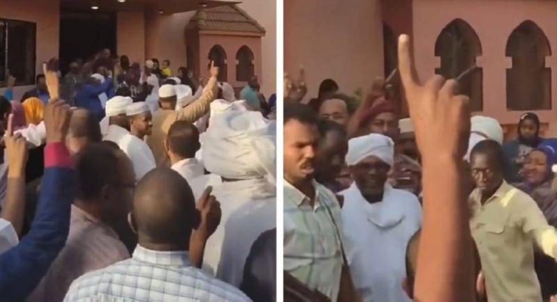 بعد أن سمحت له السلطات السودانية بالخروج من المعتقل .. شاهد: البشير‬⁩ يذهب  إلى عزاء شقيقه