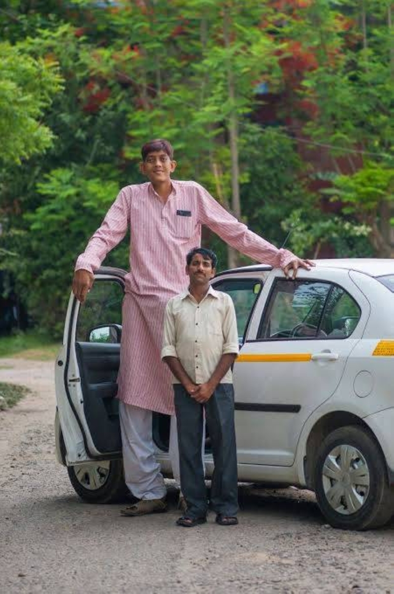 شاهد.. أطول رجل في الهند تجاوز طوله متريْن : حاصل على ماجيستير ويبحث عن وظيفة