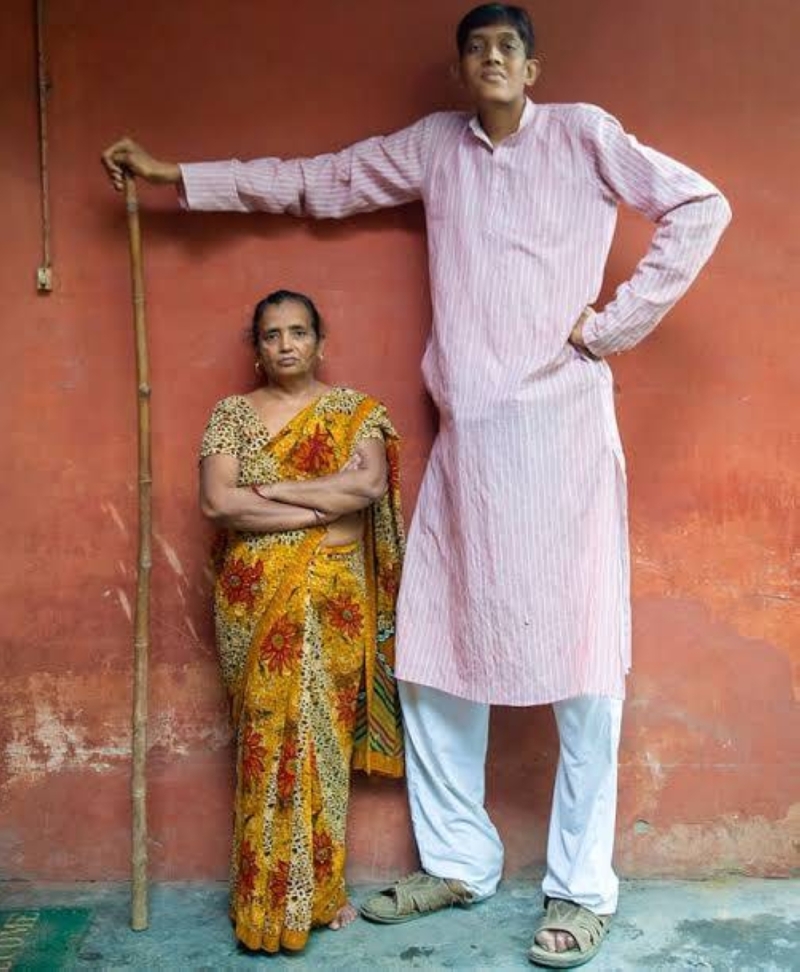 شاهد.. أطول رجل في الهند تجاوز طوله متريْن : حاصل على ماجيستير ويبحث عن وظيفة
