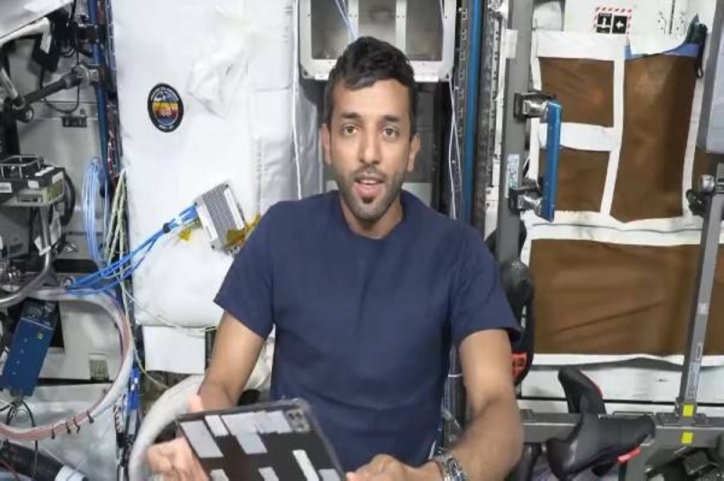 شاهد: رائد فضاء إماراتي ينشر فيديو من داخل محطة الفضاء الدولية ويوجه سؤالا للأذكياء فقط