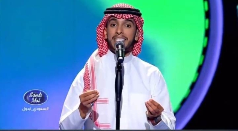 شاهد: متسابق سعودي يذهل أعضاء لجنة التحكيم أثناء أداء أغنية مقادير على مسرح "سعودي أيدول"
