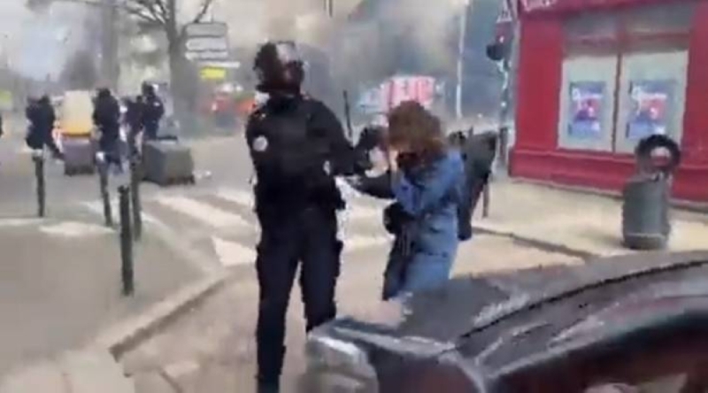 شاهد : رجل أمن فرنسي يعتدي على امرأة بالضرب في تظاهرات باريس