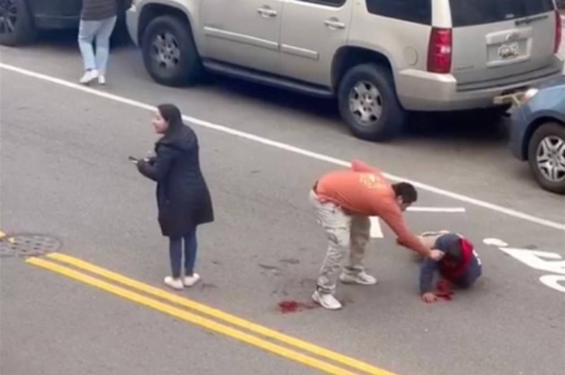 شاهد .. امرأة وزوجها يعتديان على شاب بالطعن والضرب بوحشية في شارع بنيويورك لسبب غريب