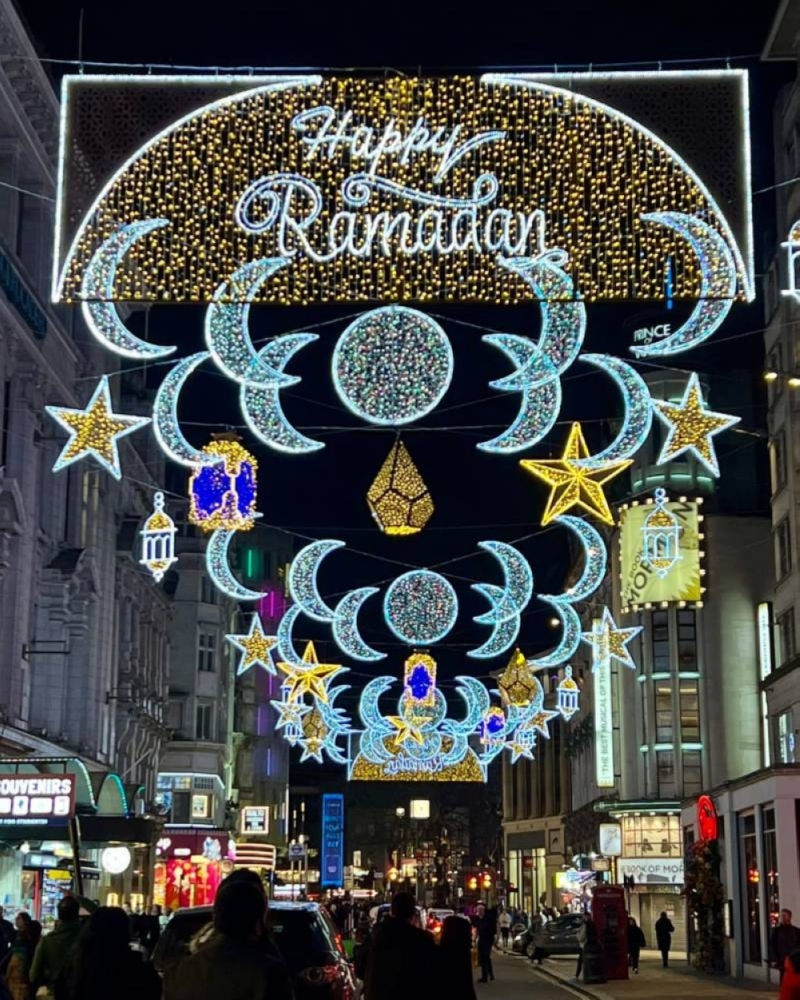 لأول مرة.. شاهد: بريطانيا تحتفل بقدوم شهر رمضان بإضاءة 30 ألف مصباح في شوارع لندن