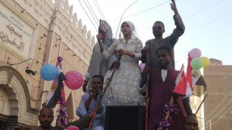 شاهد : شاب مصري يرتدي فستان زفاف احتفالا بقدوم شهر رمضان ويثير الجدل