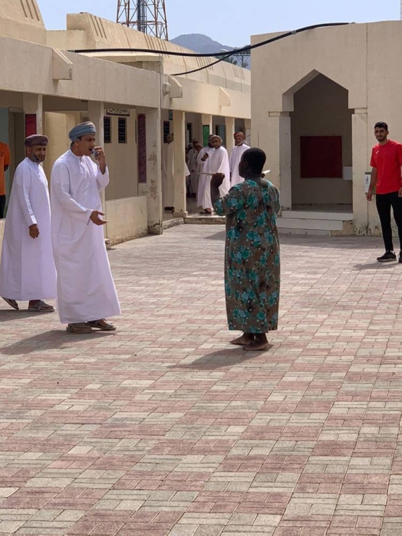 سلطنة عمان .. شاهد : عاملة إفريقية تقتحم مدرسة وتهدد المدرسين بسكين