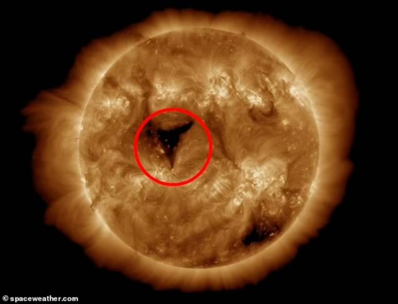 شاهد: ظهور ثقب عملاق فجأة على سطح الشمس يمكن أن يسبب مشكلة للحياة على الأرض