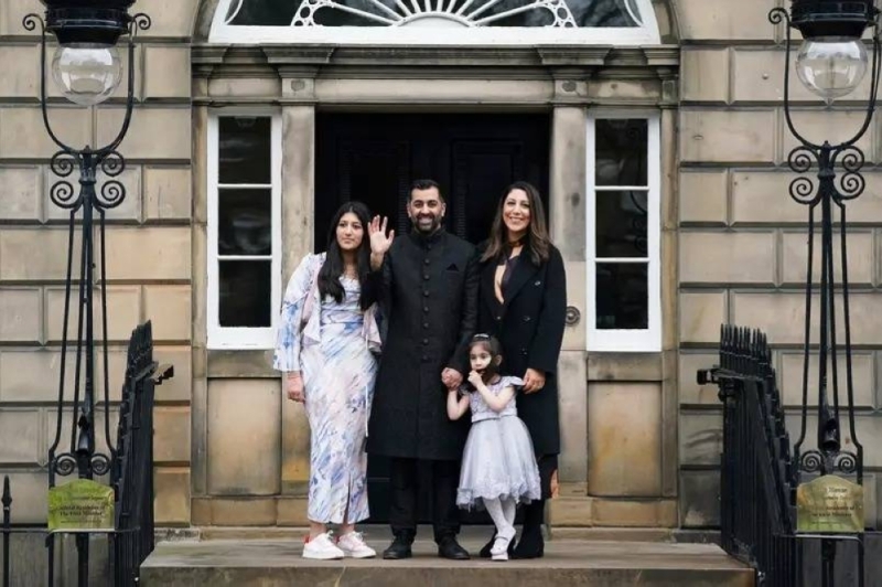 "باكستاني الأصل ومتزوج فلسطينية".. حمزة يوسف أول مسلم يؤدي اليمين رئيساً لحكومة اسكتلندا