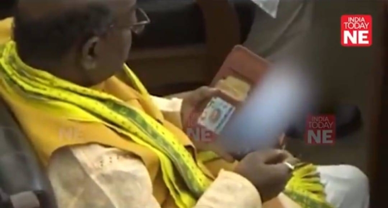 شاهد: الكاميرا تضبط أحد أعضاء الحزب الحاكم في الهند وهو يتصفح  مقطع إباحي على جواله أثناء جلسة مناقشة الميزانية