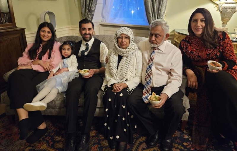 بعد انتخابه رئيسا للحكومة… شاهد: رئيس وزراء إسكتلندا حمزة يوسف يصلي بعائلته بعد الإفطار في رمضان