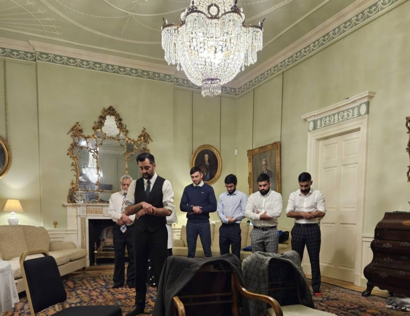 بعد انتخابه رئيسا للحكومة… شاهد: رئيس وزراء إسكتلندا حمزة يوسف يصلي بعائلته بعد الإفطار في رمضان