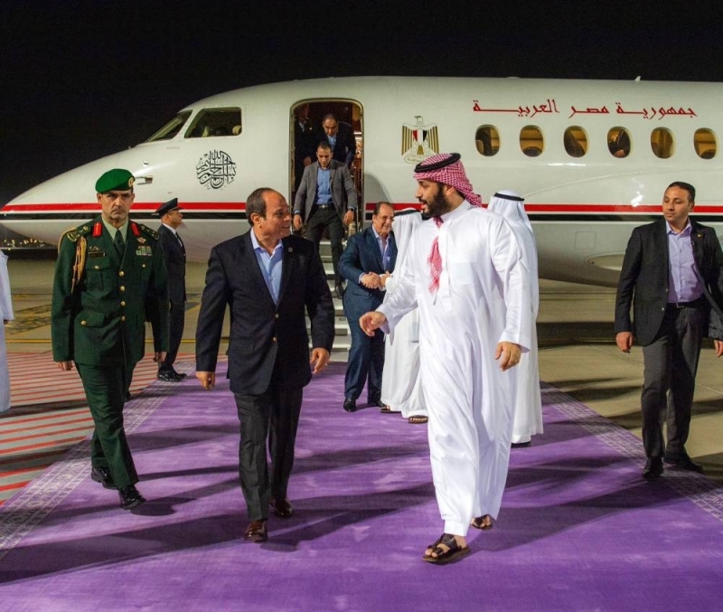 شاهد.. الرئيس المصري " عبدالفتاح السيسي " يصل جدة وولي العهد في مقدمة مستقبليه