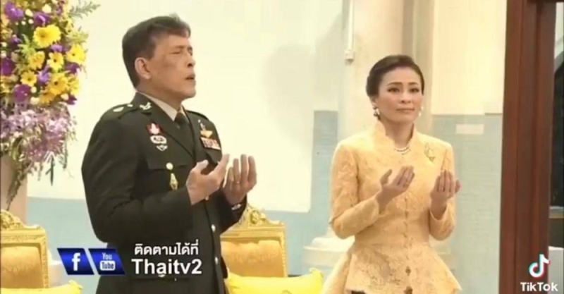 شاهد: ملك تايلند وزوجته البوذيان يشاركان المسلمين الدعاء في صلاة التراويح في بانكوك