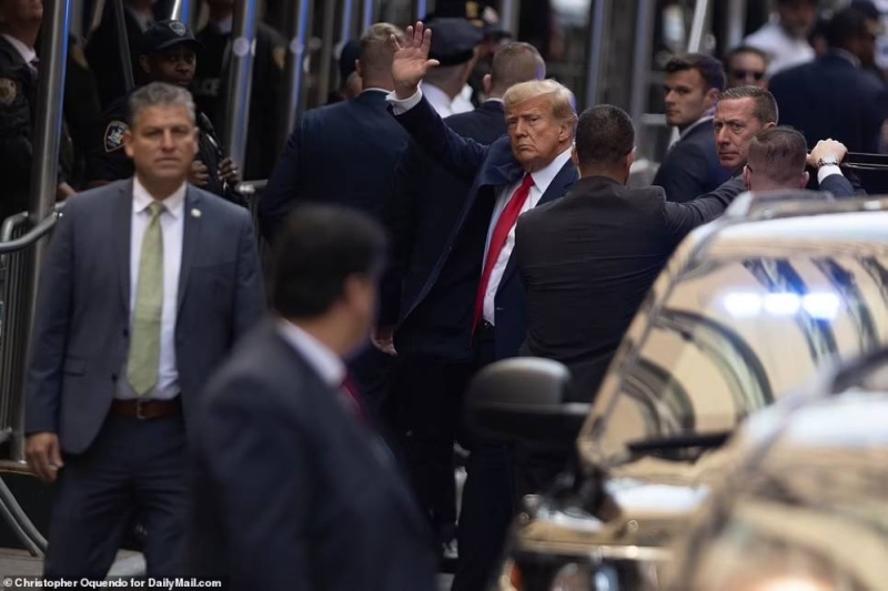شاهد:لحظة وصول ترامب  إلى مكتب المدعي العام في مانهاتن وهو الآن قيد الاعتقال