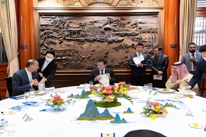 شاهد: وزير الخارجية الصيني يقيم مأدبة غداء عمل على شرف وزيري الخارجية السعودي والإيراني
