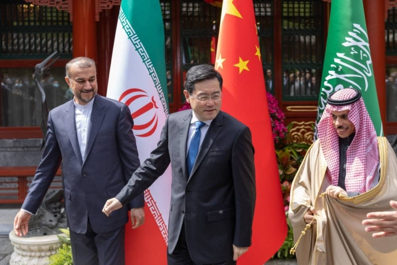 شاهد: وزير الخارجية الصيني يقيم مأدبة غداء عمل على شرف وزيري الخارجية السعودي والإيراني