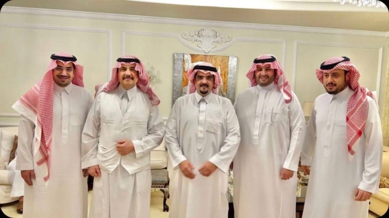 شاهد .. الأمير محمد بن فهد يقيم مأدبة سحور لأخيه الأمير عبدالعزيز