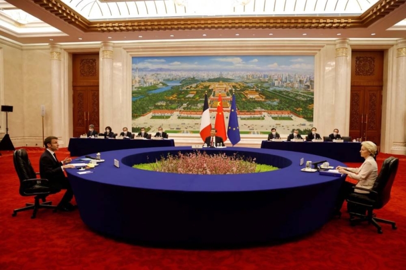 ‏الإعلام الفرنسي : على طريقة طاولة بوتين الشهيرة " ماكرون" تعرض للإذلال في بكين