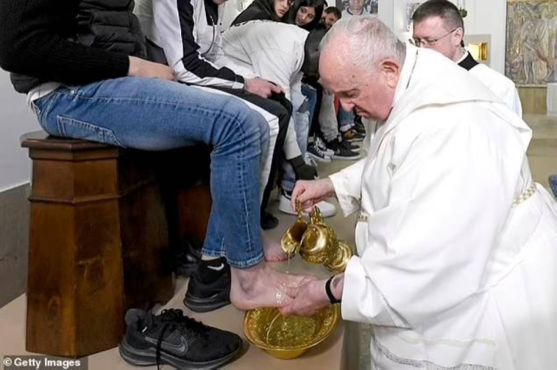 تصرف غريب .. شاهد .. البابا فرانسيس يغسل و يقبل أقدام  السجناء في روما !