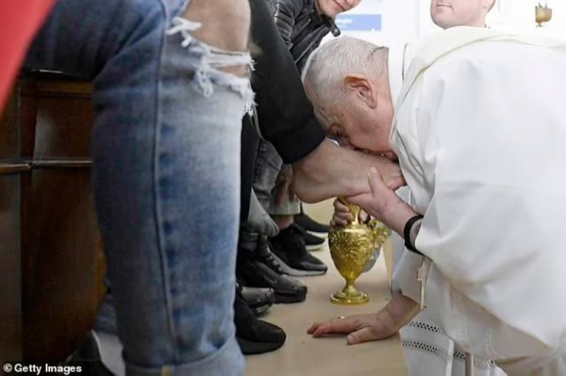 تصرف غريب .. شاهد .. البابا فرانسيس يغسل و يقبل أقدام  السجناء في روما !