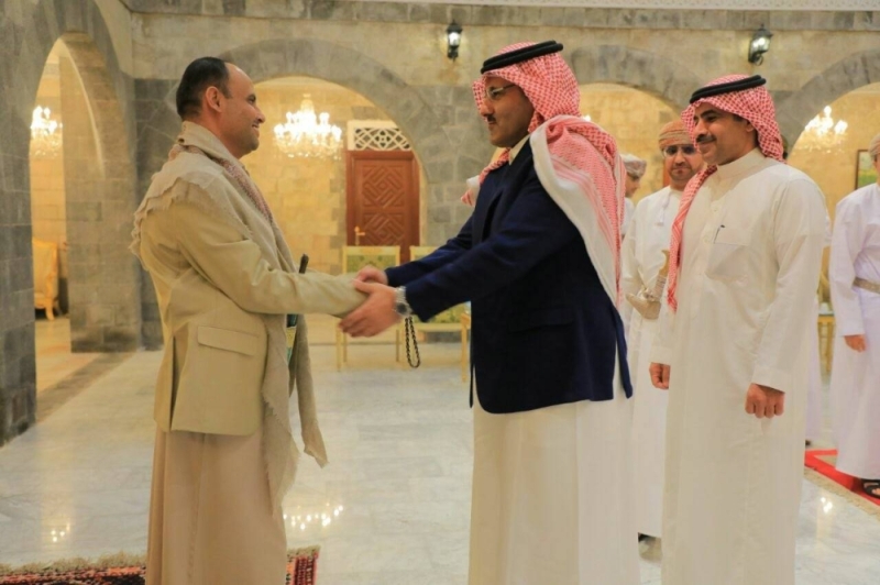أول تعليق لسفير المملكة  في اليمن بعد لقائه بالقيادي الحوثي"مهدي المشاط" في صنعاء-صور