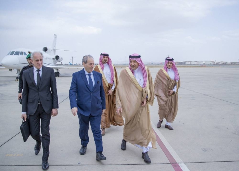 بالصور .. لحظة وصول وزير الخارجية السوري "فيصل المقداد" إلى جدة