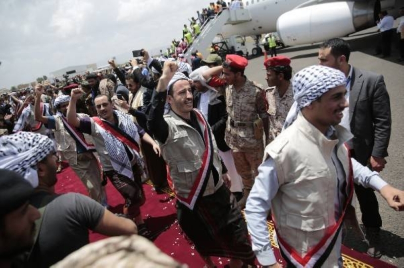 في ثاني أيام عملية تبادل الأسرى..  بالصور: طائرة تنقل حوثيين من مطار أبها باتجاه صنعاء