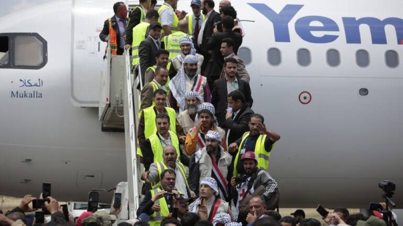في ثاني أيام عملية تبادل الأسرى..  بالصور: طائرة تنقل حوثيين من مطار أبها باتجاه صنعاء