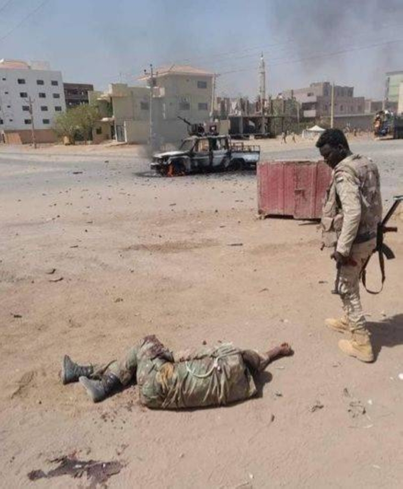 أول بيان من الجيش السوداني بشأن الاشتباكات المسلحة مع قوات التدخل السريع التابعة لـ"حميدتي" في الخرطوم-صور