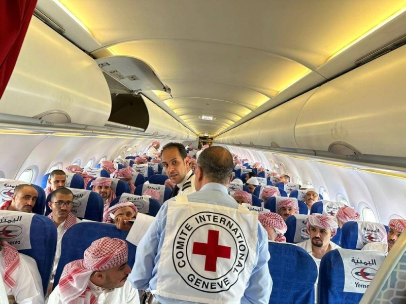 شاهد: أول صور من داخل الطائرة لمغادرة 250 أسيرا حوثيا إلى مطار صنعاء