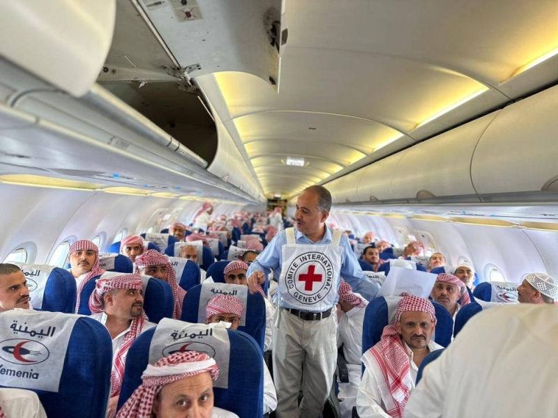 شاهد: أول صور من داخل الطائرة لمغادرة 250 أسيرا حوثيا إلى مطار صنعاء