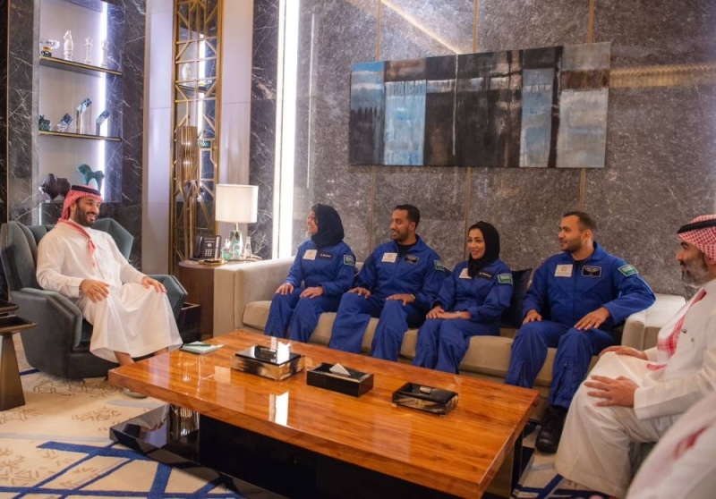 بالصور.. ولي العهد يستقبل رواد الفضاء السعوديين قبل انطلاق رحلتهم إلى الفضاء