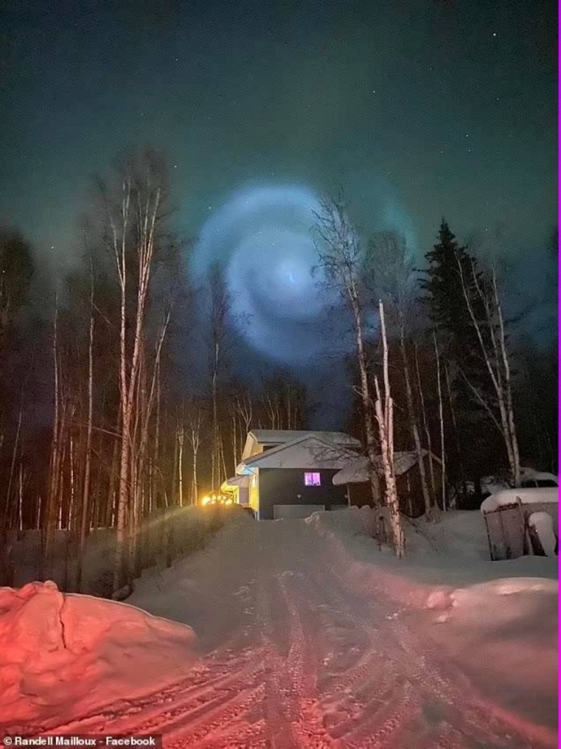شاهد : شكل حلزوني غريب يظهر في سماء "ألاسكا" بالولايات المتحدة - صور