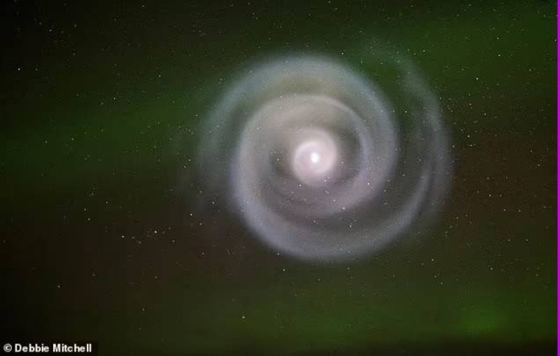 شاهد : شكل حلزوني غريب يظهر في سماء "ألاسكا" بالولايات المتحدة - صور