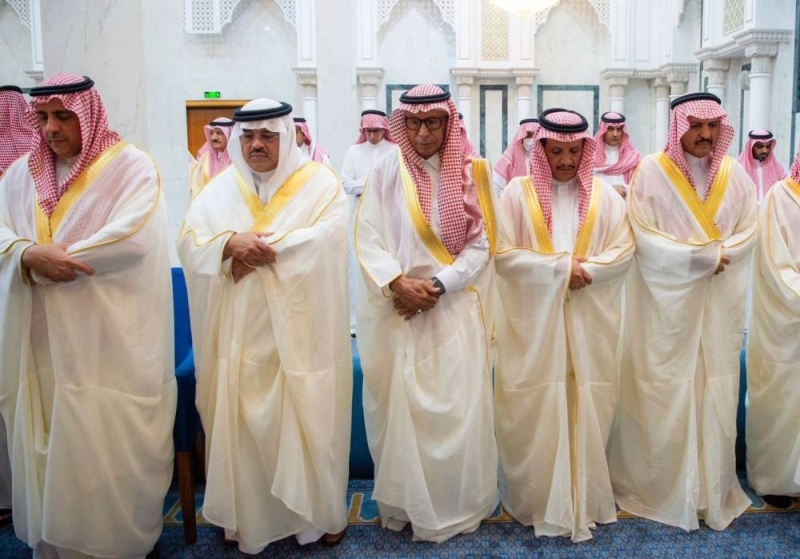 بالصور: خادم الحرمين‬⁩ يؤدي صلاة ⁧‫عيد الفطر‬⁩ في قصر السلام بجدة