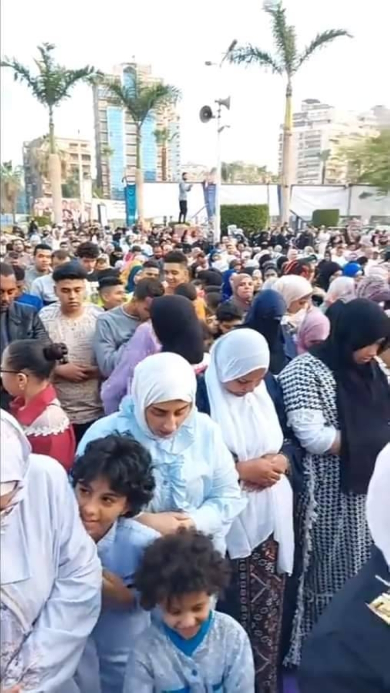 شاهد : سيدات يؤدين صلاة عيد الفطر بجوار الرجال في مصر.. والأزهر يعلق !