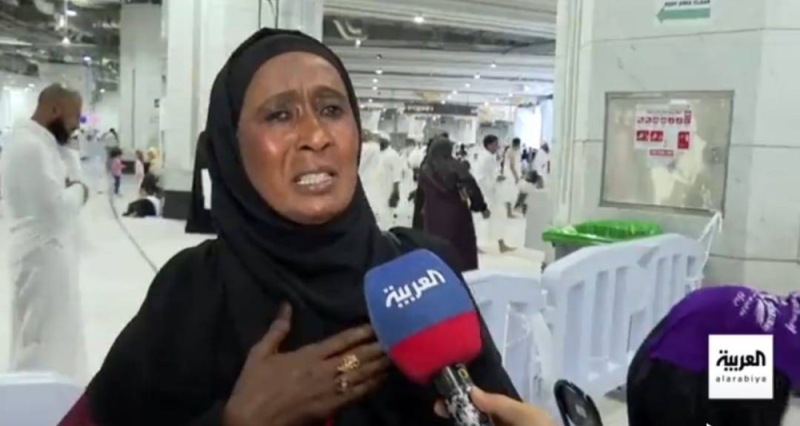 بالفيديو.. معتمرة "سودانية" تبكي على الهواء متأثرة بأحداث السودان