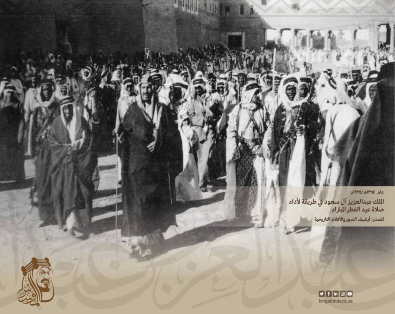 شاهد .. صور نادرة للملك عبدالعزيز أثناء خروجه لصلاة عيد الفطر وأدائه العرضة احتفالاً بالعيد قبل 88 عاماً
