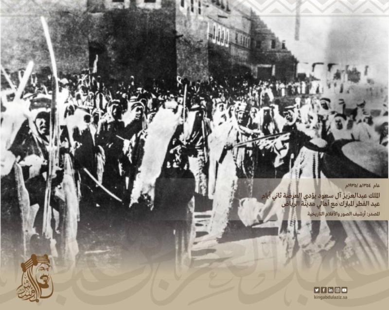 شاهد .. صور نادرة للملك عبدالعزيز أثناء خروجه لصلاة عيد الفطر وأدائه العرضة احتفالاً بالعيد قبل 88 عاماً
