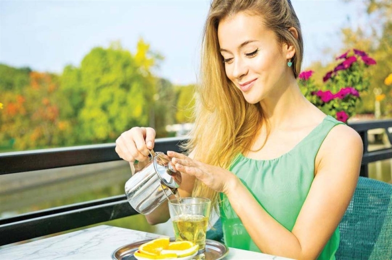 ماذا يحدث لجسمك عند شرب الشاي الأخضر صباحا على معدة فارغة ؟
