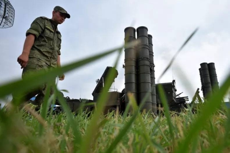 بالصور .. جندي روسي مخمور يحطم منظومة صواريخ بقيمة 160 مليون دولار