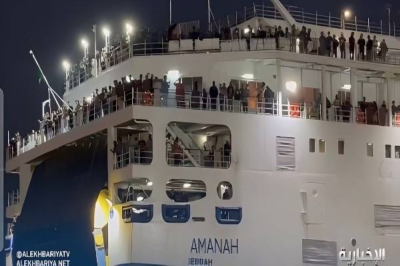 شاهد.. لحظة وصول سفينة على متنها 1673 شخصاً إلى قاعدة الملك فيصل بجدة ضمن عملية الإجلاء من السودان