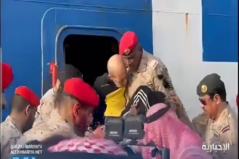 شاهد.. عسكري سعودي يحمل مسناً من سفينة الإجلاء القادمة من السودان