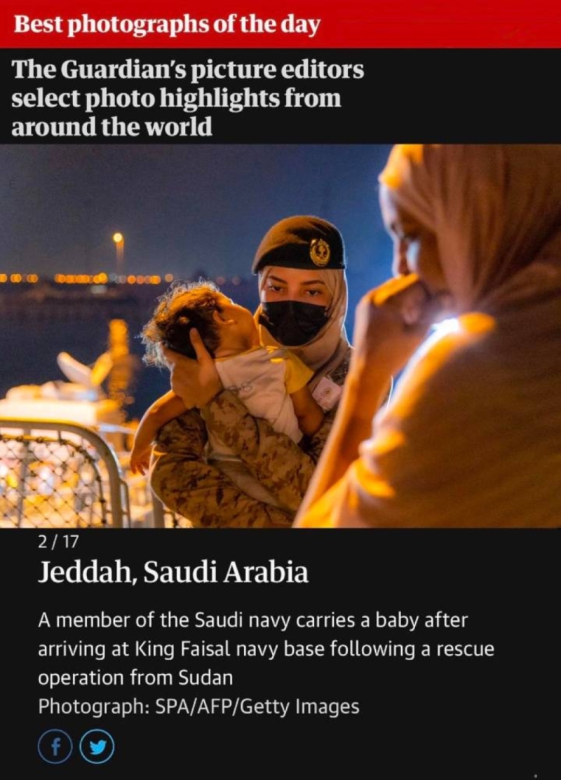 شاهد : صحيفة بريطانية شهيرة تختار صورة "مجندة سعودية" لتكون الصورة  الأفضل على صفحاتها