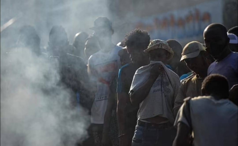 بحضور عناصر من الشرطة.. شاهد: إشعال النار في أفراد عصابة وهم أحياء وسط شارع عام في هايتي