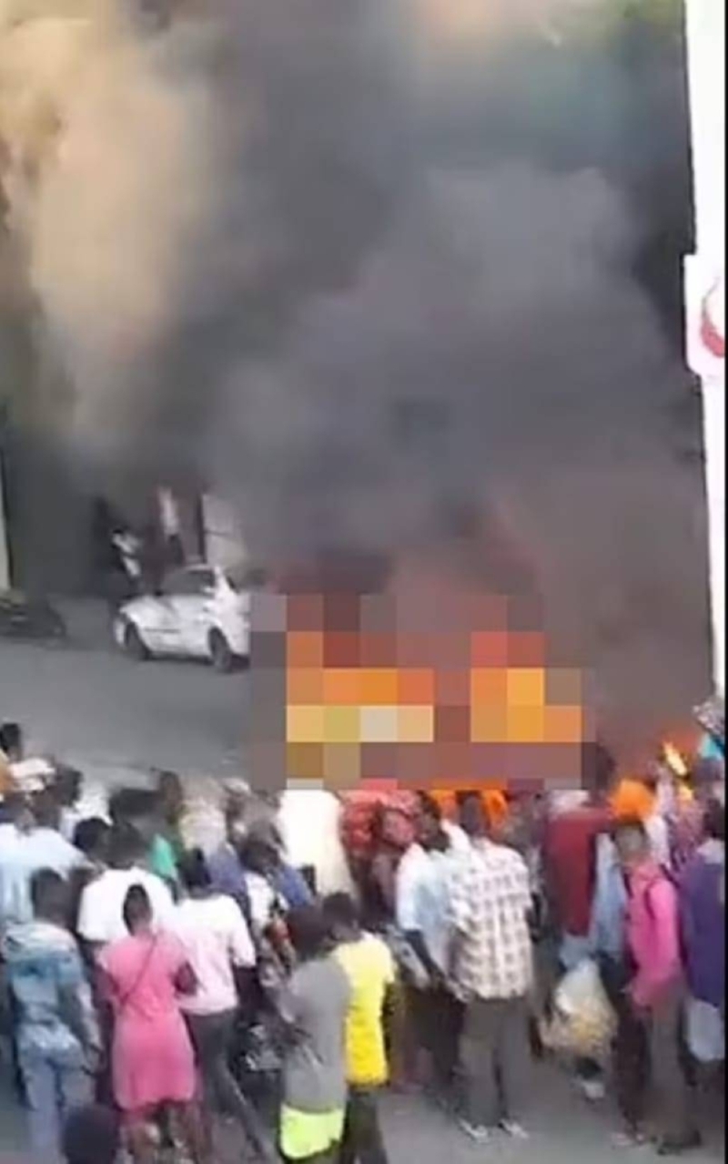 بحضور عناصر من الشرطة.. شاهد: إشعال النار في أفراد عصابة وهم أحياء وسط شارع عام في هايتي